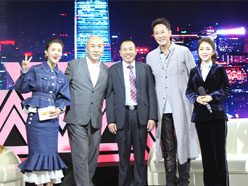 新望董事長(zhǎng)羅永輝與著名歌星劉尊老師、汪正正老師、郭津彤老師、主持人雅琪在北京電視臺(tái)錄制節(jié)目現(xiàn)場(chǎng)親切合影